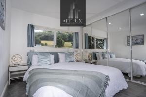 Postel nebo postele na pokoji v ubytování The Manor Hot Tub Escape + 65 fotografií