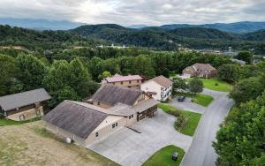 eine Luftansicht eines Hauses mit einer Straße und Bäumen in der Unterkunft 4 Cubs Cove in Pigeon Forge