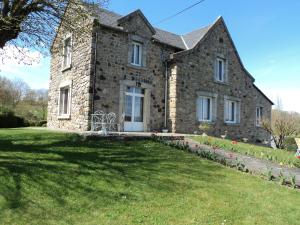 an old stone house with a large yard at ferme de séjour verchalles in Verchales-Soutro