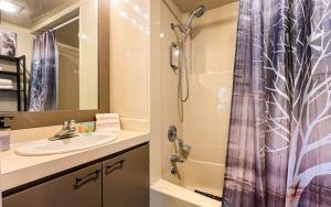 Bilik mandi di Treehouse of Life - Access Community Extras like Pools Golf Lakes Waterfalls Trails +28 gambar