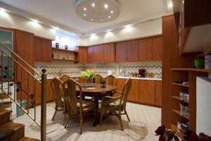 uma sala de jantar com uma mesa e cadeiras numa cozinha em Apollon apartment Delphi em Delfoi