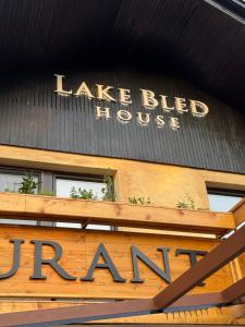 Certifikát, hodnocení, plakát nebo jiný dokument vystavený v ubytování Bed & Breakfast LakeBled House
