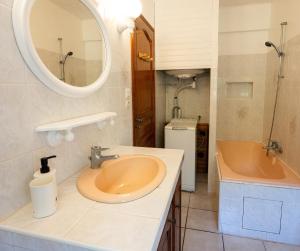 Koupelna v ubytování Le Clos des Oliviers - Piscine Privée - Jardin - Parking + 3 fotografie