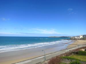 a view of a beach with the ocean at Hôtel Ar Iniz in Saint Malo