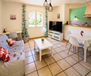 TV a/nebo společenská místnost v ubytování Le Clos des Oliviers - Piscine Privée - Jardin - Parking