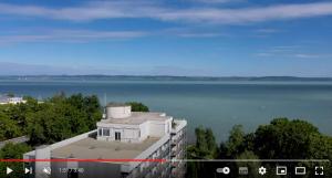 - un bâtiment avec vue sur une grande étendue d'eau dans l'établissement Sunset by the lake, à Siófok 19 autres photos
