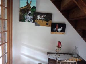 une chambre avec des photos d'animaux sur le mur dans l'établissement Chambres d'hotes du creulet, à Crouay