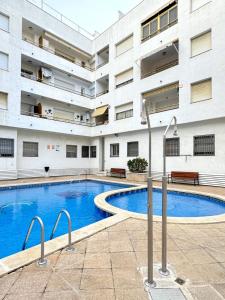 Piscina de la sau aproape de Apartamento con Terraza,Piscina,Playa y Aire acondicionado