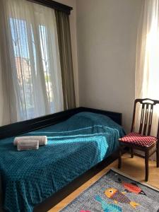 Una cama o camas en una habitación de Zemeli - Hart of Tbilisi