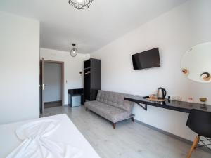TV a/nebo společenská místnost v ubytování Orchard Retreat