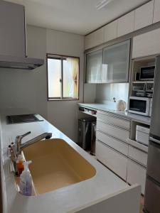 Kuchyň nebo kuchyňský kout v ubytování オルちゅーばーハウス#カプセルホテル式#1人部屋#ホスト居住型民泊#Oruchuba house