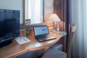TV in/ali zabaviščno središče v nastanitvi Hotel Paka