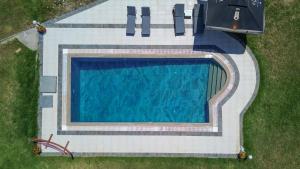 vista sulla piscina di Villa Sourouko a Paliouri