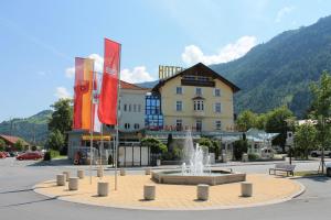 Cảnh núi rừng hoặc tầm nhìn ra núi từ khách sạn