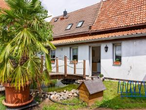 Aed väljaspool majutusasutust Welcoming Apartment in Meisdorf near nightlife