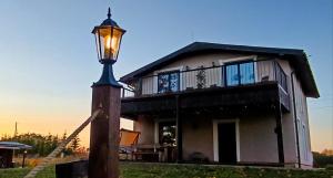 DagdaBrīvdienu māja Dinary的前面有路灯的房子