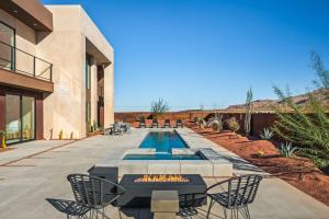 un patio con chimenea y piscina en Suncrest by Fieldtrip JT Modern w Pool and Views, en Joshua Tree