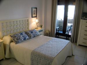 Una habitación de Apartamento VenAVera Playa Jardines de Nuevo Vera I3-1B Primera Línea WIFI