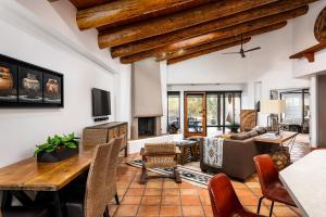 Una sala de estar con una mesa y sillas de madera. en Exclusive Boulders Retreat near Downtown Cave Creek hiking scenic views., en Cave Creek