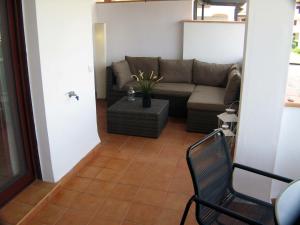 Un lugar para sentarse en Apartamento VenAVera Playa Jardines de Nuevo Vera I3-1B Primera Línea WIFI