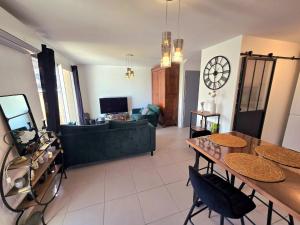 un salon avec un canapé et une table dans l'établissement Cozy 2 bedroom house with Garden & Parking, à Nîmes