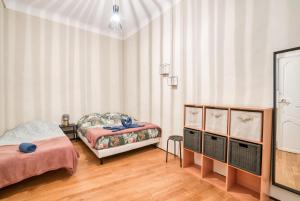 - une chambre avec 2 lits et une commode dans l'établissement Superbe appartement 95m2 proche Arènes- parking offert, à Nîmes