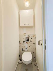 a small bathroom with a toilet and a sink at Le Cosy Les Pieds Dans L'eau in Le Grau-du-Roi +17 photos