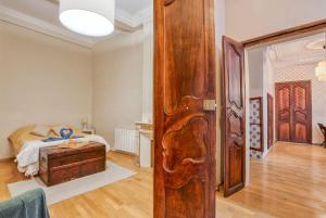 Gallery image of Superbe appartement 95m2 proche Arènes- parking offert in Nîmes