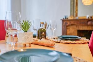 Gallery image of Superbe appartement 95m2 proche Arènes- parking offert in Nîmes