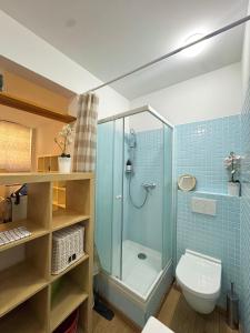 Ένα μπάνιο στο Lovely cozy Studio in Old Town