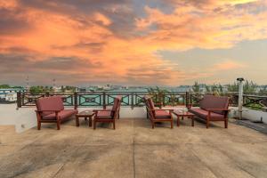 Balcone o terrazza di Hulhule Island Hotel- Private Beach Access & Airport Pick-up and Drop