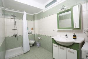un bagno con lavandino, doccia e WC di Villa Sourouko a Paliouri