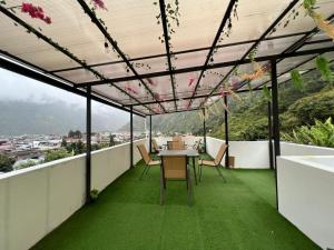 Balkoni atau teres di Skyline Retreat Suite +3 gambar