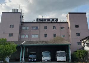 three buses parked in front of a building at Hotel Hanagesiki in Ukiha