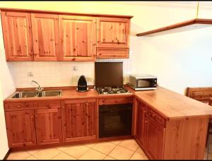 アジアーゴにあるSimona's homeのキッチン(木製キャビネット、シンク、電子レンジ付) +3枚の写真
