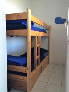 un par de literas en una habitación en Résidence Les Goélettes, en Saint Cyprien Plage