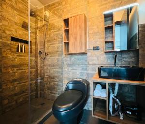 un baño con inodoro y lavabo en Moon View Suite, en Baños