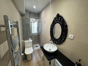 A bathroom at Pisazo en Pleno centro!!