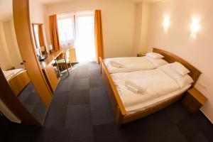 Postel nebo postele na pokoji v ubytování M1 Szekér Csárda Hotel és Étterem