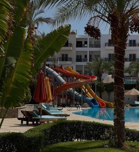 シャルム・エル・シェイクにあるStudio102 in Naama bayのリゾート内のスイミングプールのウォータースライダー