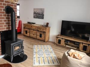 a living room with a wood stove and a tv at Moserhaus Kulmbach - 80 qm eigenes Haus in Kulmbach
