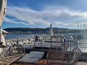 多尔梅莱托Floating Experience Black Pearl, Lago Maggiore的码头上的一组桌椅
