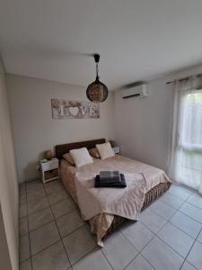 Ένα ή περισσότερα κρεβάτια σε δωμάτιο στο Cosy Decines Groupama Stadium-LDLC Arena Climatisé