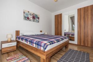 een slaapkamer met een bed en een spiegel bij MICIKA Country house in Grižane