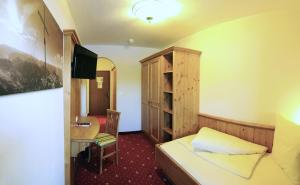 Giường trong phòng chung tại Sporthotel Tirolerhof