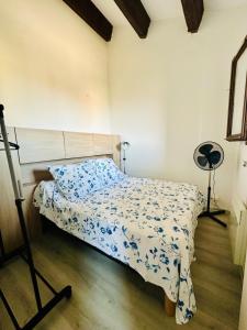 a bedroom with a bed with a blue and white comforter at Le cosy vue mer in Fleury +7 photos