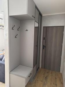 a room with a closet with a drawer and a door at Apartament u Jacka - 400m od Zamojskiej Starówki in Zamość