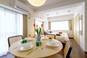 une salle à manger avec une table et des chaises dans l'établissement パレグレイス - Palaisgrace Shibuya, à Tokyo