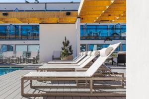 Bazén v ubytování Hotel Riviera Strand nebo v jeho okolí