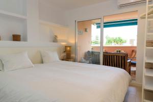 Katil atau katil-katil dalam bilik di Casita Hada - Steps away from the beach in Javea!